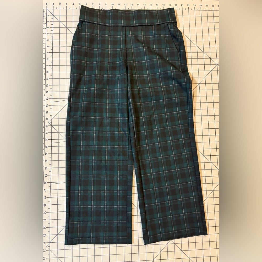 NWOT Liverpool Women’s Size Small Dark Forest Green Plaid Mable‎ Crop Pants